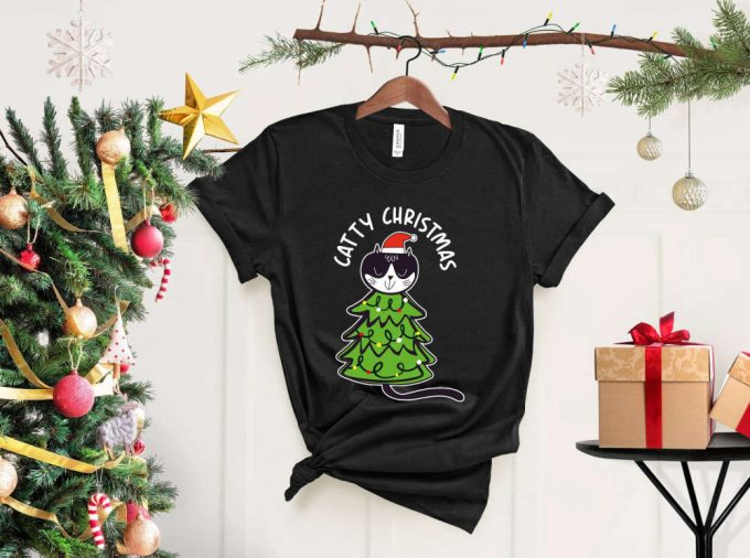 Catty Christmas T-Shirt: Funny Cat Shirt For Animal Lovers Perfect For Christmas Parties - Meowy Xmas Shirt With Cats Design 2