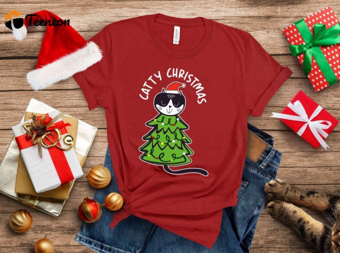 Catty Christmas T-Shirt: Funny Cat Shirt For Animal Lovers Perfect For Christmas Parties - Meowy Xmas Shirt With Cats Design 1