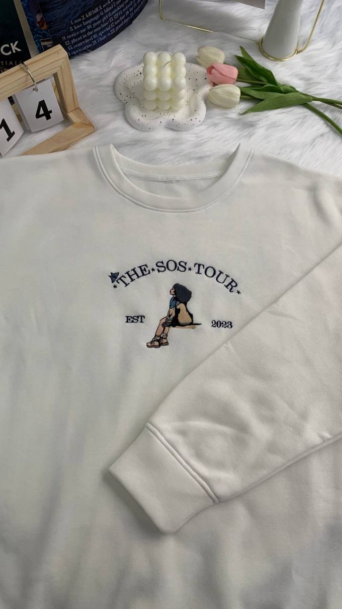 Stay Stylish With The Sos Tour 2023 Embroidered Sweatshirt - Limited Edition Music Merch 2