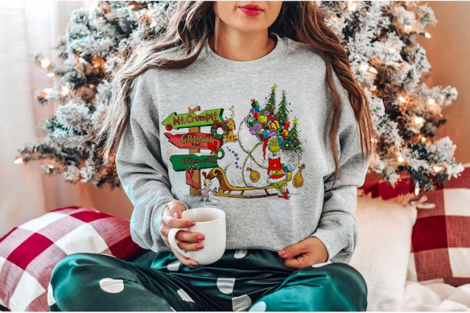 Get Festive With A Vintage Merry Grinchmas Printed Shirt - Perfect For The Holidays! 2