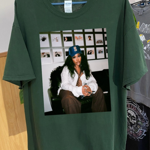 SZA Vintage Photoshoot: New Bootleg 90s Shirt – Exclusive Stylish & Nostalgic