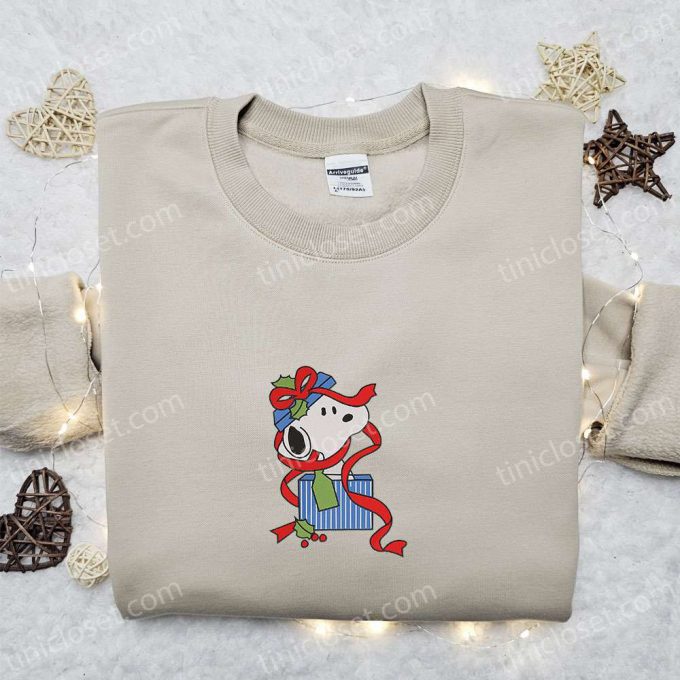 Snoopy Christmas Gift Box Shirt &Amp; Peanuts Cartoon Hoodie: B Gift For Men Women Family Christmas Gifts